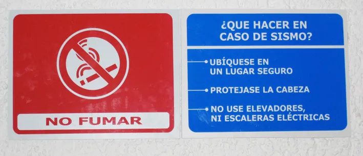 Fig. 20. En otros contextos, los mensajes pueden ser interpretados de manera distinta. Esta imagen es común en las instalaciones (dentro de los salones de clases) de la Universidad de Colima, donde al ubicarse en una zona sísmica, se hace énfasis en las medidas de seguridad en caso de temblor. En ciudades, donde los movimientos telúricos no se resienten, este tipo de mensajes resultan llamativos y novedosos. (archivo de la autora).