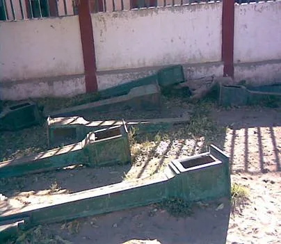Imagen 7. Comparativo de lámpara Art Decó que se colocaban en la periferia de la escuela. En la foto derecha: lámparas desarmadas apiladas en el patio.
