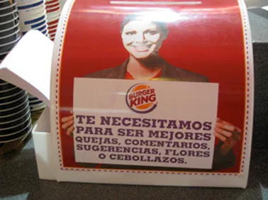 Fig 17. Por otra parte, empresas extranjeras conscientes de la comunicación directa que entre los habitantes de nuestro país se da, manifiestan, a través de sus impresos, mensajes que directamente atiendan a los objetivos esperados. Burguer King, buzón de sugerencias. (archivo de la autora / Mónica de la Barrera).