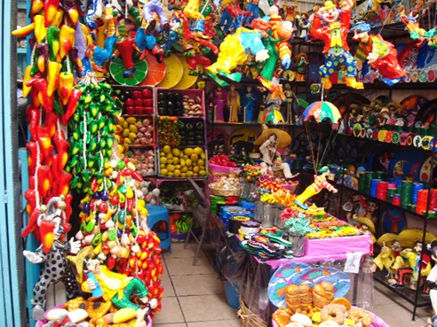 Fig. 7 El color y las artesanías son un referente visual muy grande que en lugares turísticos asombran a propios y extraños, pues la saturación, el contraste y la variedad, son algunos de los aspectos que se destacan en los objetos, mismos que son aplicados en distintos contextos y espacios, y se integran a propuestas de diseño y decoración. San Miguel de Allende. (Image Bank).