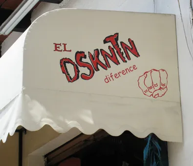 Fig. 3 El uso de iniciales provoca, en el usuario, una lectura forzada, en la que se requiere interpretar para entender. “El descontón”, local de ropa en un mercado de Comitán, Chiapas. (archivo de la autora / Mónica de la Barrera).