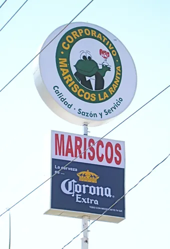 Fig 5. En los anuncios de restaurantes o tiendas, donde se expenden productos reconocidos de marcas cerveceras o refresqueras, se coloca la imagen con la marca de la empresa, dando lugar a la aplicación de la imagen con el nombre de la tienda o restaurante en un segundo plano, sin embargo, la estrategia creativa del rotulista, se hace presente en las imágenes que enfatizan el nombre del lugar. Mariscos “La Ranita”, Aguascalientes. (archivo de la autora / Mónica de la Barrera).